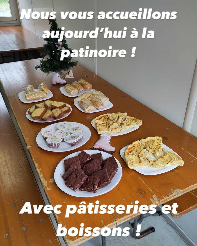 Les pâtisseries et sandwiches préparées par les membres du GSVS à lattention des visiteurs de la patinoire.